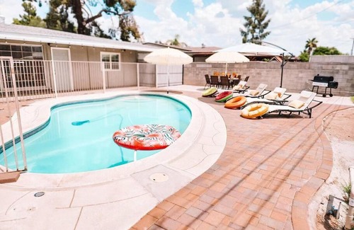 Glendale Villa | Glendale Pool Heat Pet Friendly