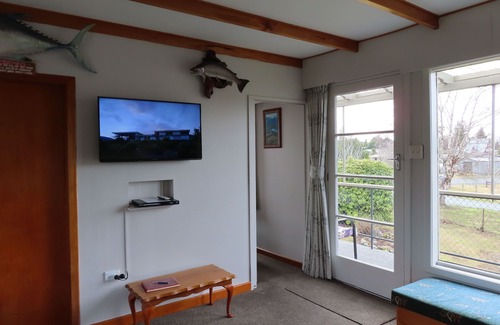 Manapouri House | GLENDALE RIVER VIEW HOLIDAY HOUSE