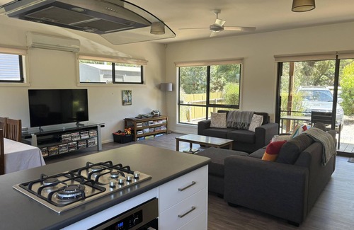Halls Gap House | Glendene Halls Gap. Beautiful Mountain views. Directly behind shopping strip.