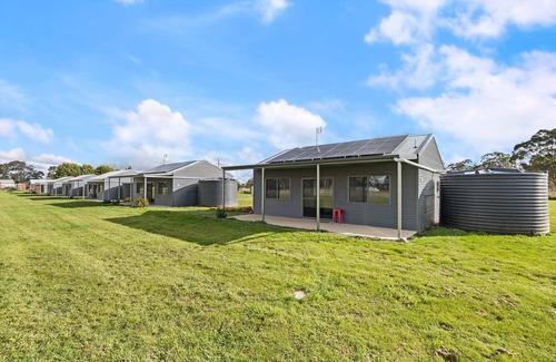 Forest Reefs Cabin | Glenowrie Cottage - 2 Queen Beds - Near Cadia