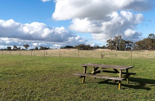 Forest Reefs House | Glenowrie Cottage - 1 King, 2 Singles - Near Cadia