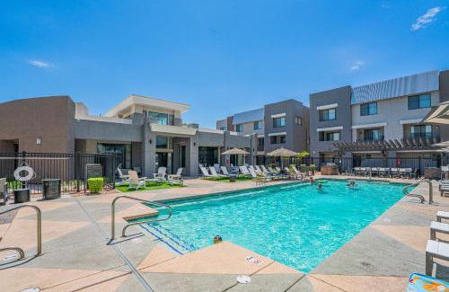 Glendale Sports and Entertainment District Apartment | Glitzy 2BR Walk to Westgate Pool Gym WD
