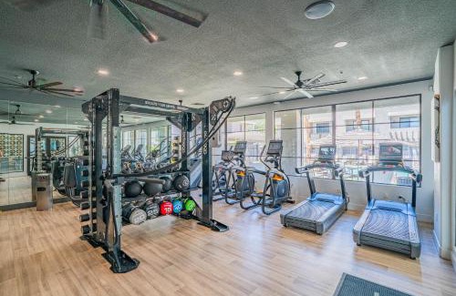 Glendale Sports and Entertainment District Apartment | Glitzy 2BR Walk to Westgate Pool Gym WD
