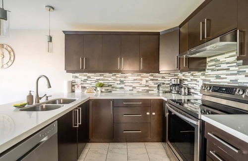 Brampton Villa | GLOBALSTAY. Modern 3 Bedroom House in Brampton. BBQ, parking.