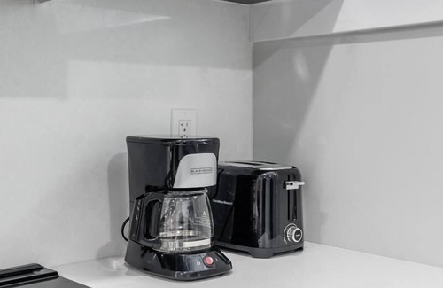 Little Italy Apartment | GLOBALSTAY. Modern Bsm in the Heart of Toronto. HOT TUB, BBQ.