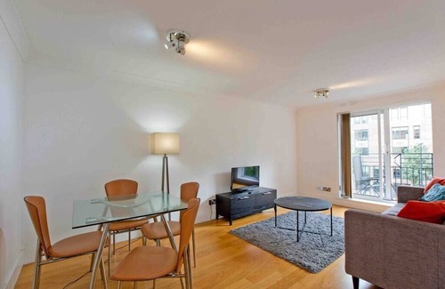 The City of London Apartment | Globe View St Pauls London