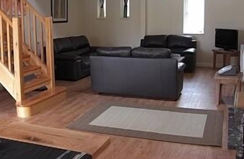 Bridgend House | Glynogwr Lodge has Spectacular Views and Scenery An Ideal Location just off M4.