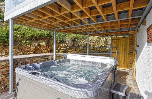 Holyhead House | Goferydd, South Stack, Anglesey, 4 bed luxury home, hot tub, dog friendly