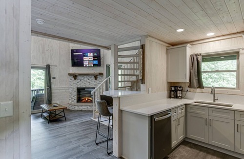 Cleveland Cabin | Gold Peak Treehouse Near Helen, Georgia - Cedar Creek Rentals LLC