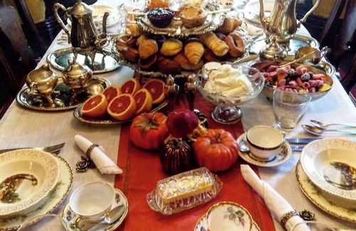 Downtown Niagara Falls Bed & Breakfast | Gold Room at Aaron House. Walk to Everything