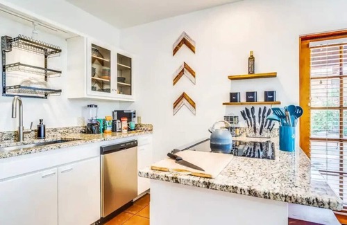 West University House | Golden 4BR – UofA & DT Stay, Your Spring Retreat!