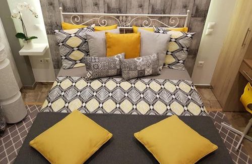 Aigaleo Apartment | 'Golden Aurora' Apartment With Elegant Style