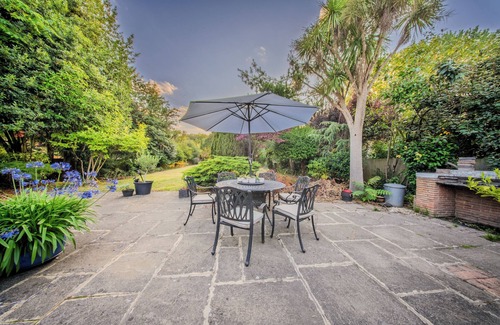 Eltham South House | GOLDEN GLOW NEST, Rustic Charm Meets Modern Living (1 King Private Room)