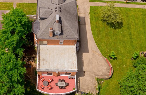Latonia House | Golden Goose Huge 5+ BR 3 bath 3 Miles to Cincy