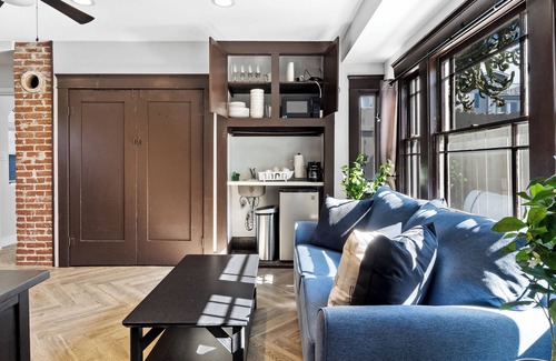Golden Hill House | Golden Hill Escape | Sleeps 8 + High-Speed WiFi