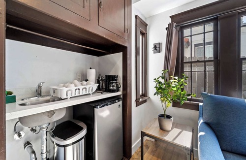 Golden Hill House | Golden Hill Escape | Sleeps 8 + High-Speed WiFi