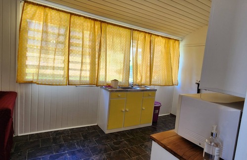 Mount Morgan Apartment | Golden Mt Rest Off Pepperina Lane, fully self-contained, sleeps 5 guests
