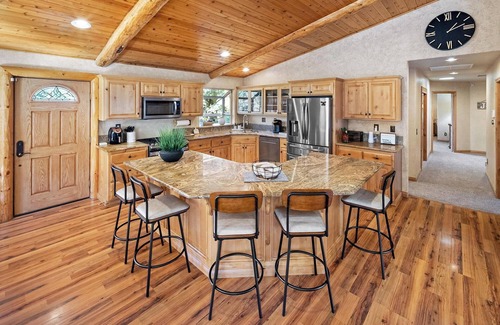 Castle Glen Estates Cabin | Golden Oaks by Destination Big Bear :Luxury Log Cabin w/Peaceful Setting in High End Neighborhood! Foosball Table/Arcade Game! Gourmet Kitchen! Master Suite w/Private Bathroom! Garage Parking! Propane BBQ!
