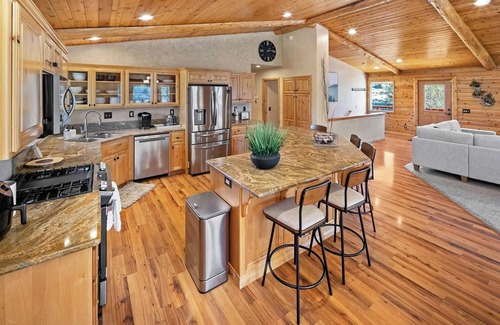 Castle Glen Estates Cabin | Golden Oaks by Destination Big Bear :Luxury Log Cabin w/Peaceful Setting in High End Neighborhood! Foosball Table/Arcade Game! Gourmet Kitchen! Master Suite w/Private Bathroom! Garage Parking! Propane BBQ!