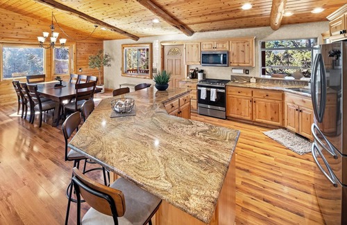 Castle Glen Estates Cabin | Golden Oaks by Destination Big Bear :Luxury Log Cabin w/Peaceful Setting in High End Neighborhood! Foosball Table/Arcade Game! Gourmet Kitchen! Master Suite w/Private Bathroom! Garage Parking! Propane BBQ!
