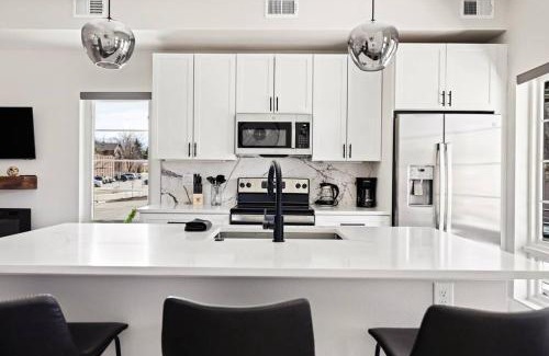 Golden Apartment | Golden Sanctuary Luxe Apt 1 Block From Main St
