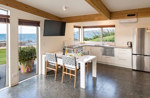 Cable Bay Apartment | Golden Sand Beachfront Accommodation