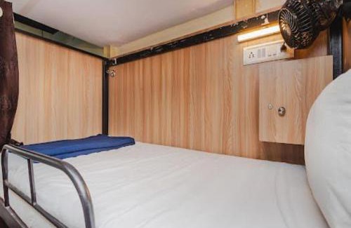 Marol Apartment | Golden Sands Dormitory and Single AC Rooms