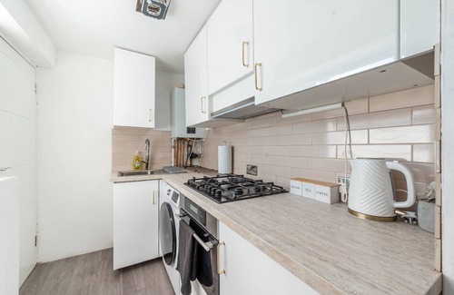 South Harrow Apartment | Golden Spa- Easy commute to Wembley and Central London
