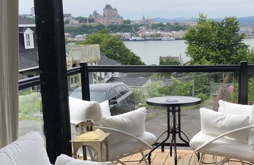 Desjardins Apartment | GOLDEN Suite 16 Guests Special Events Castle View