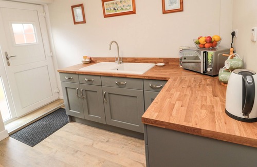 Haydon Bridge Cottage | GOLDFINCH, country holiday cottage, with a garden in Haydon Bridge