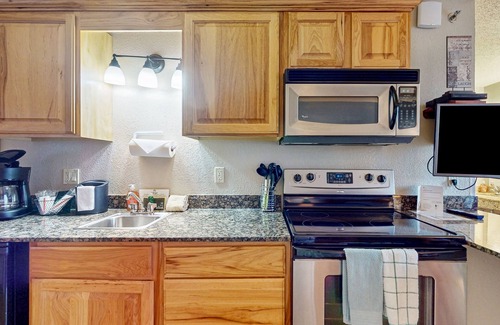 Wisconsin Dells Condo | Golf-adjacent condo with balcony, arcade, & playground