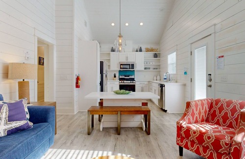 Port Aransas Cottage | Golf Cart Included, Shared Pool, Parking for 1 Vehicle, Pet Friendly