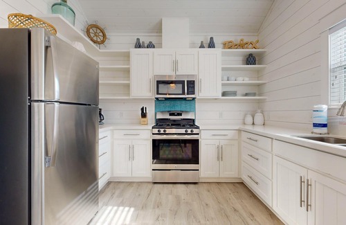 Port Aransas Cottage | Golf Cart Included, Shared Pool, Parking for 1 Vehicle, Pet Friendly