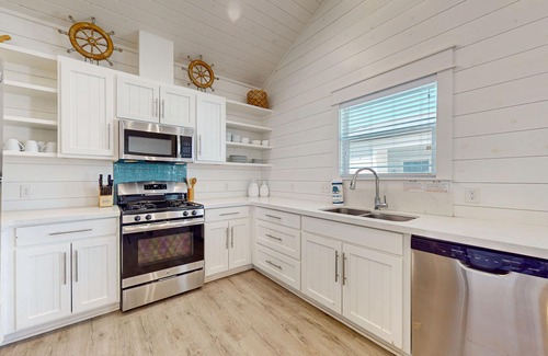 Port Aransas Cottage | Golf Cart Included, Pet Friendly, Shared Pool, Parking for 1 Vehicle