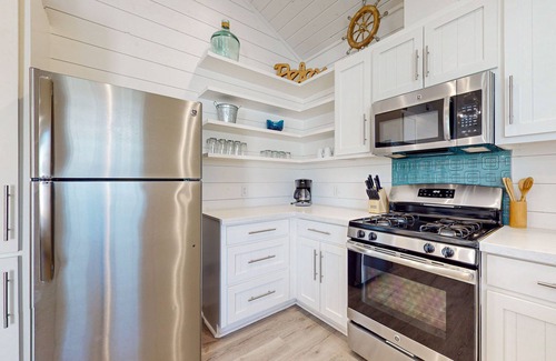 Port Aransas Cottage | Golf Cart Included, Pet Friendly, Shared Pool, Parking for 1 Vehicle
