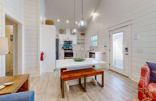 Port Aransas Cottage | Golf Cart Included, Pet Friendly, Shared Pool, Parking for 1 Vehicle
