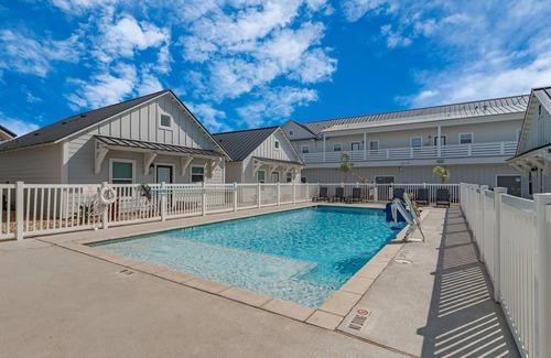 Port Aransas Cottage | Golf Cart Included, Pet Friendly, Shared Pool, Parking for 1 Vehicle