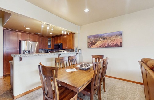 Orondo House | Golf course condo with furnished patio - walk to dining
