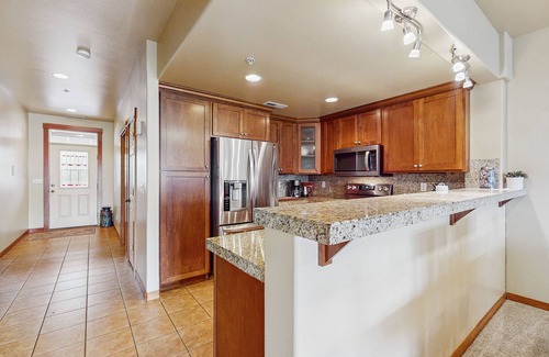 Orondo House | Golf course condo with furnished patio - walk to dining