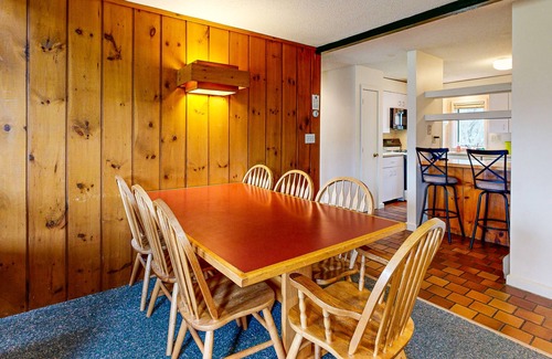 Stowe Area Condo | Golf course-front condo with loft, indoor & outdoor pools, hot tub, & game room