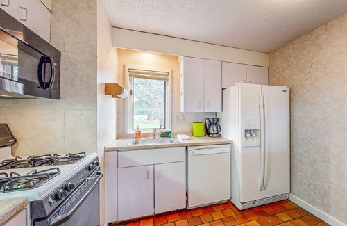 Stowe Area Condo | Golf course-front condo with loft, indoor & outdoor pools, hot tub, & game room