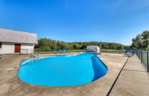 Stowe Area Condo | Golf course-front condo with loft, indoor & outdoor pools, hot tub, & game room