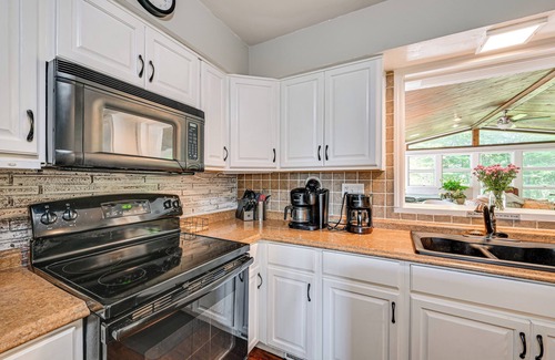 Vine Grove House | Golf Course Views & Games Galore - Vine Grove Gem!