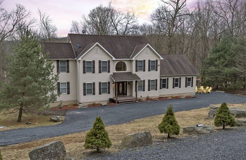 Cresco House | GOLF,Firepit,Hottub,Linens,Casino,Camelback,Kalahari!