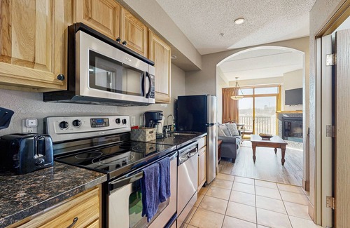 Wisconsin Dells Condo | Golf-front modern condo with fireplace, balcony, & golf course views
