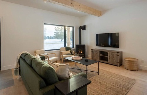 Arundel Cabin | Golf Haus 1 - Mont-Tremblant · Escape to a 3BR, Serene & Modern Cabin Retreat