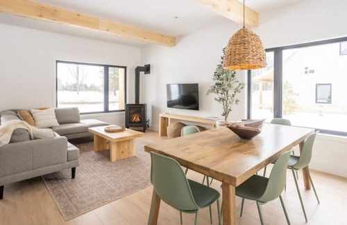 Arundel Cabin | Golf Haus 2, Mont-Tremblant · Modern 3BR Cabin Getaway