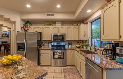 Gold Canyon House | GOLF Oasis, MT Views, Htd POOL, Spa, Putt Green, Shuffleboard, Direct TV, 2 Bikes
