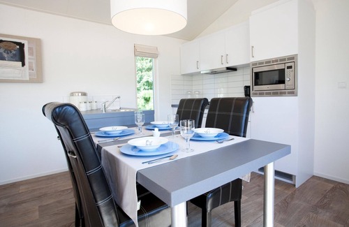 Velsen-Zuid Ski Chalet | Golf Park Chalet with Garden View