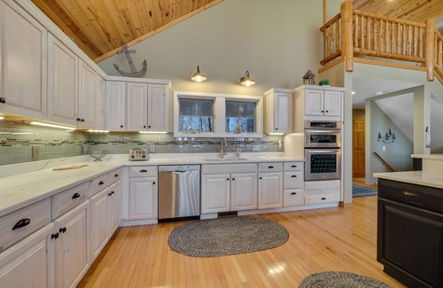 Birchwood Farms House | Golf Privileges | Country Club | 5 miles to Downtown | Hot Tub | Sleeps 20